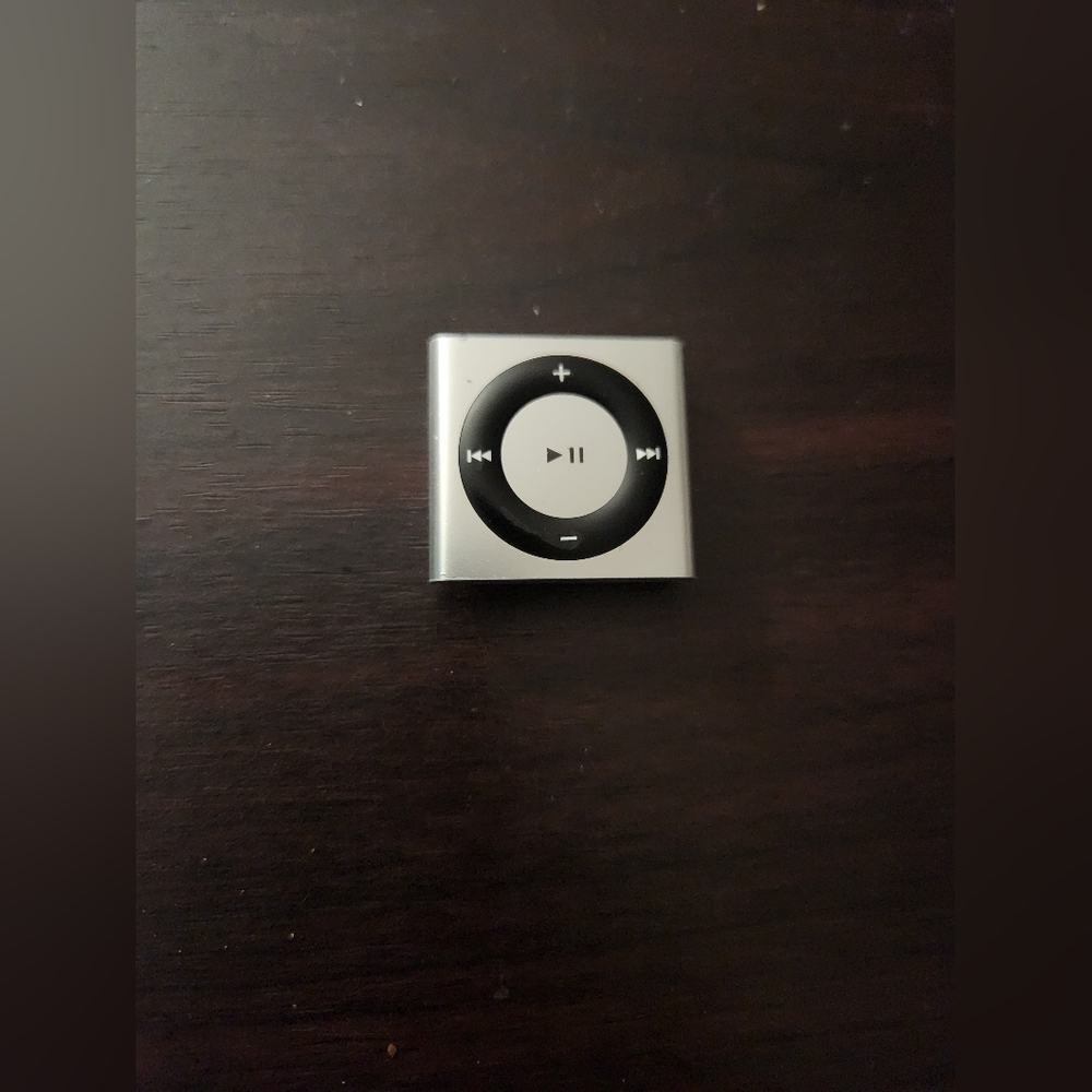 Apple Shuffle IPod 4th Generation For Parts/Repair - Picture 2 of 5